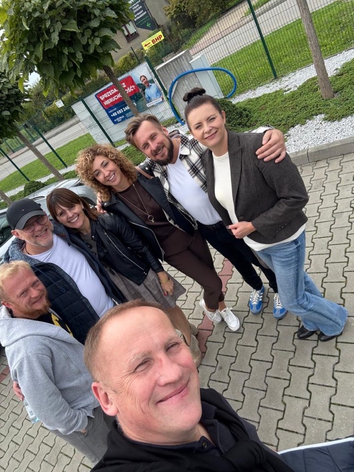 Trenerka podczas rozmowy z uczestnikami warsztatu